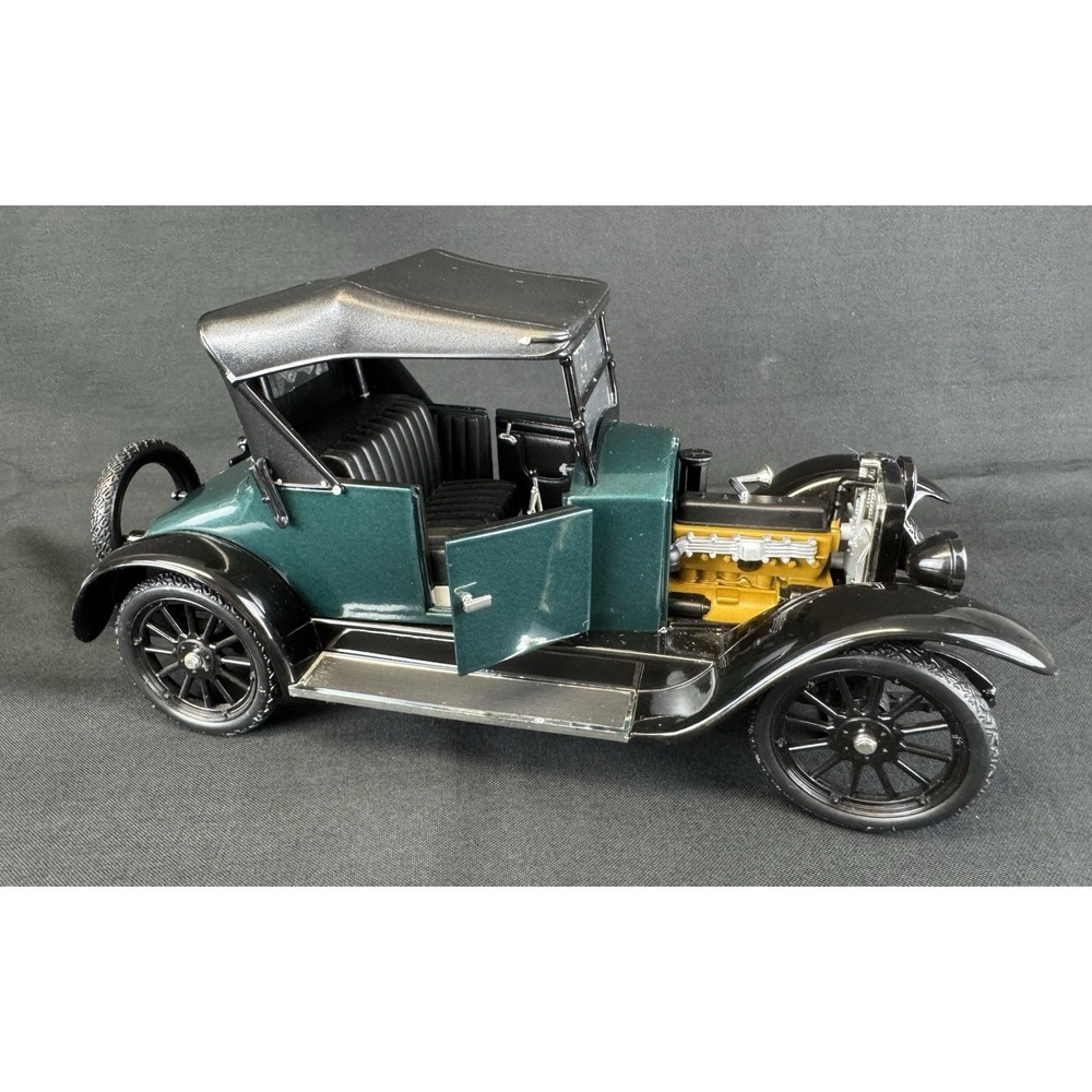 Signature Models 1/18 Scale 3625B  1920 Cleveland Roadster  Green & Black